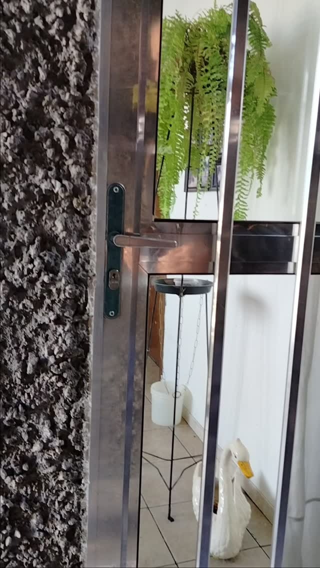 Fechadura residencial sendo instalada pela Cia das Chaves