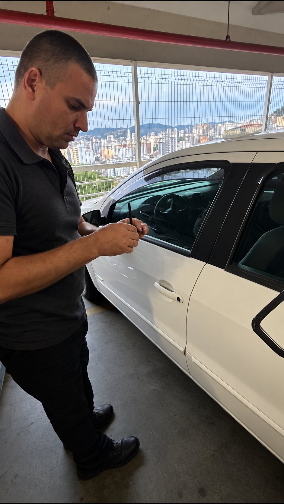 Chaveiro da Cia das Chaves trabalhando na porta de um carro
